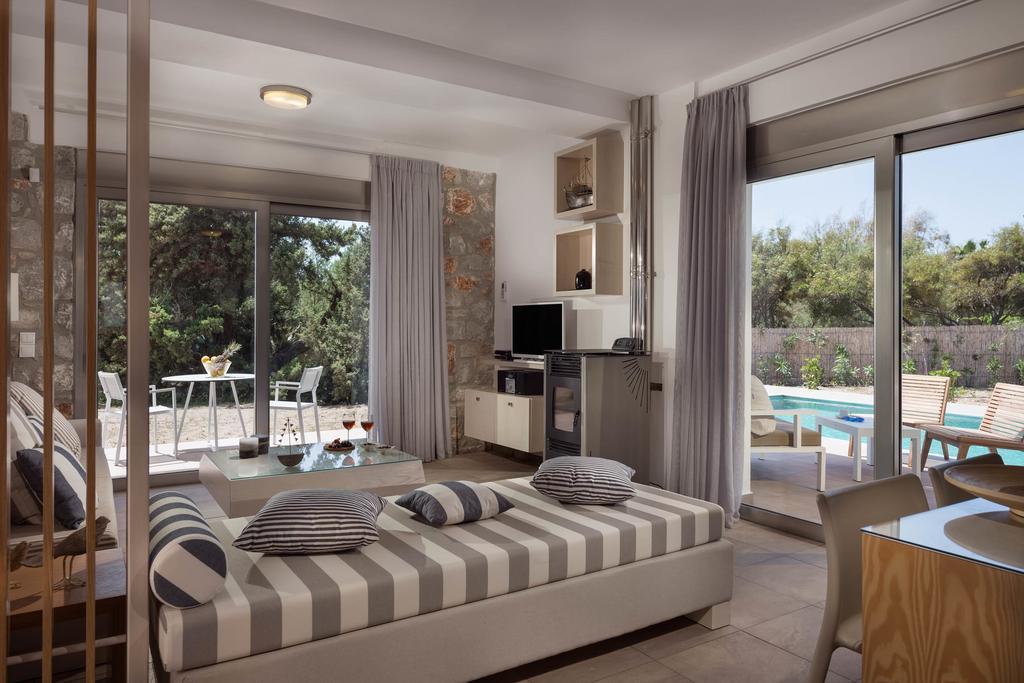 Cedar Bay Beachside Villas Palaiochora Exterior foto